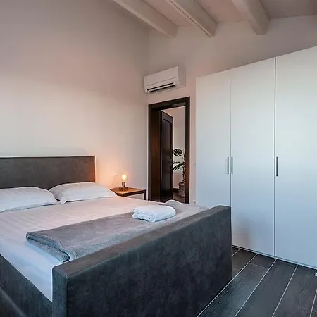 Due Splendide E Luminose Recentemente Ristrutturate! Villa *